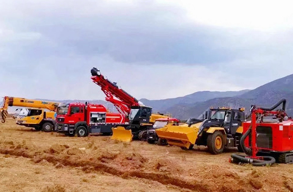 徐工參與空地聯合營救滅火、“孤島”救援、堰塞湖險情處置等實戰演練。