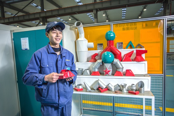 同學在焊接展示區觀察并分析工件的焊接工藝