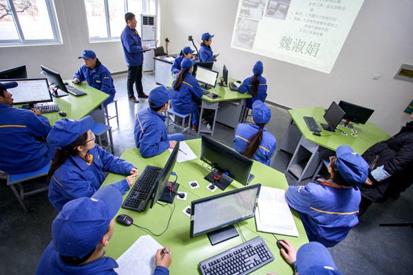 數控課上同學向大家展示小組在課前討論制作的PPT