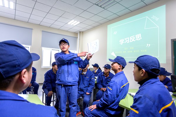 數控課上同學在進行任務加工的反思總結