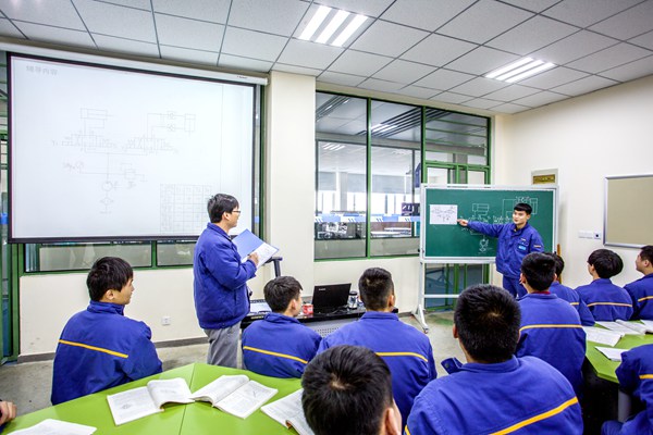液壓氣動課上同學對本組的任務完成情況進行展示