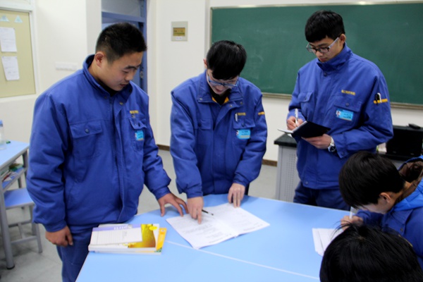 競技部成員檢查學習頁完成情況
