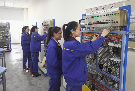 機電課上同學們在進行壓路機充電指示燈所用二極管的判別與檢測