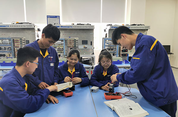 設備電氣系統安裝與檢修課上同學們在進行電氣元器件的檢測