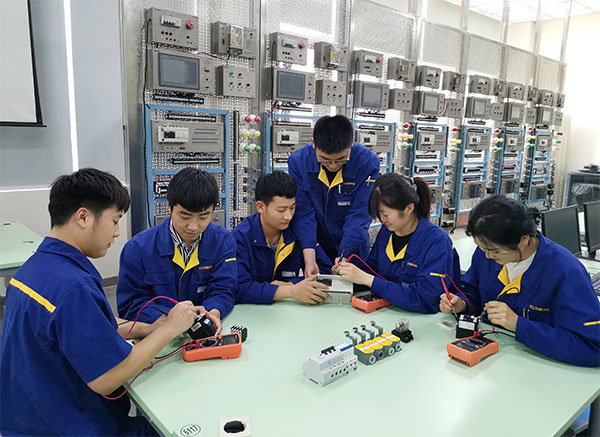 設備電氣裝置設計裝調與檢修課上同學們在進行電氣元器件的檢測